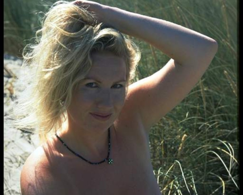 Dicke Frau am Strand